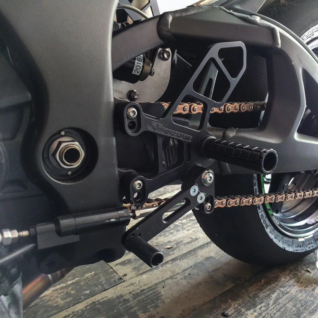 05-0171B Kawasaki Ninja ZX10 Complete Rearset Kit w/ Pedals - STD/GP Shift